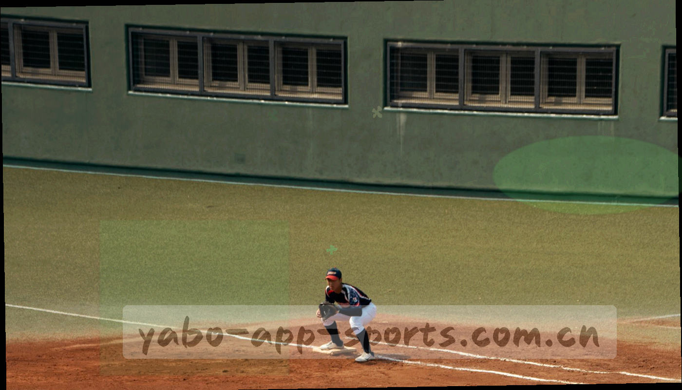 深墨绿比分板纹理与抽象刻度组成的夜场视觉